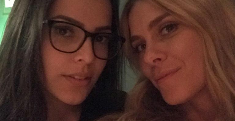 Após peça, Emilly é tietada por Carolina Dieckmann: ‘Me elogiou’