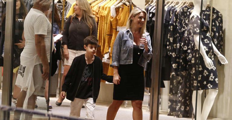 Mari Alexandre curte dia de compras com o filho, Záion