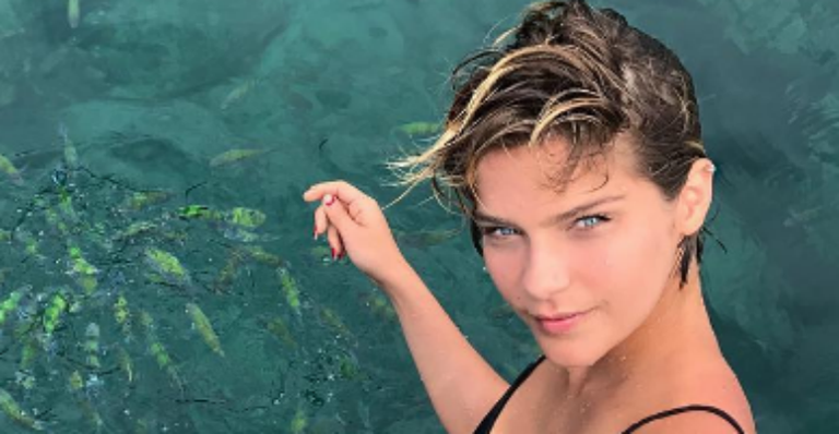 Isabella Santoni faz topless no mar da Tailândia