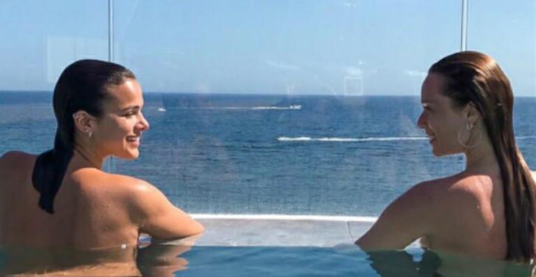 Mariana Ximenes e Bruna Marquezine posam em piscina