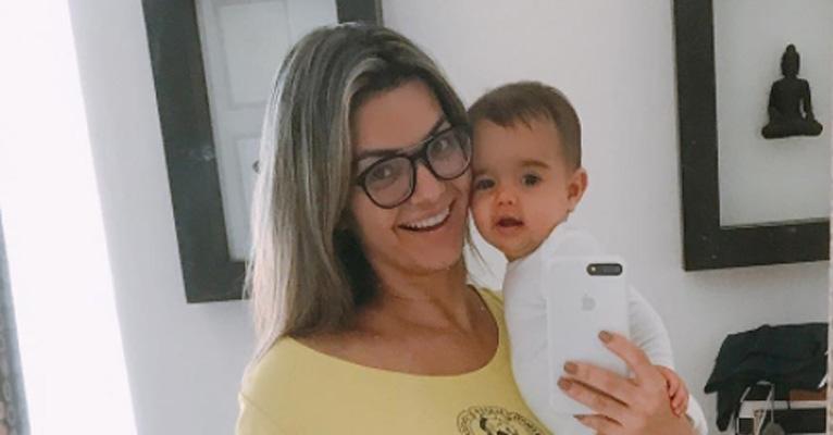 Kelly Key posa com o filho caçula, Artur, e exibe barriga sarada meses após dar à luz