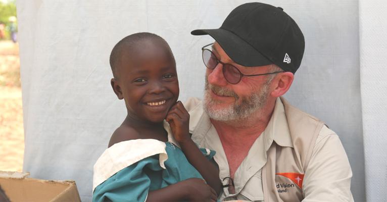 Liam Cunningham, de Game of Thrones, visita maior campo de refugiados do mundo