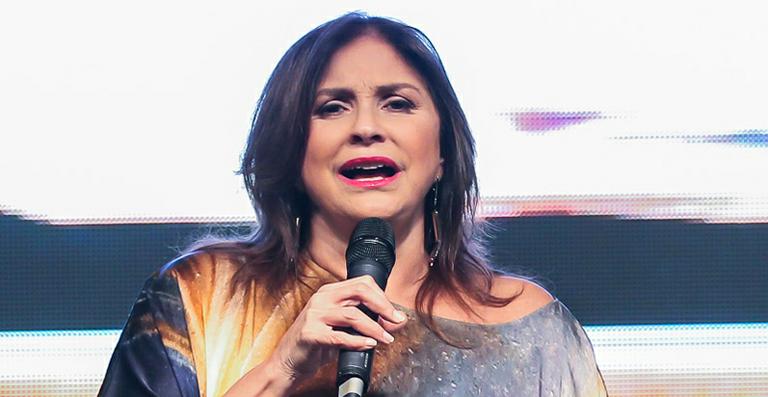 Fafá de Belém pede orações para Rogéria