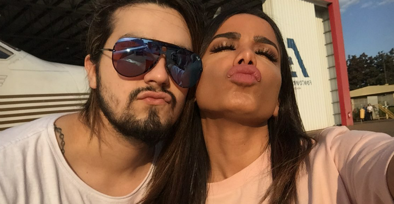 Anitta recebe a visita de Luan Santana em avião particular