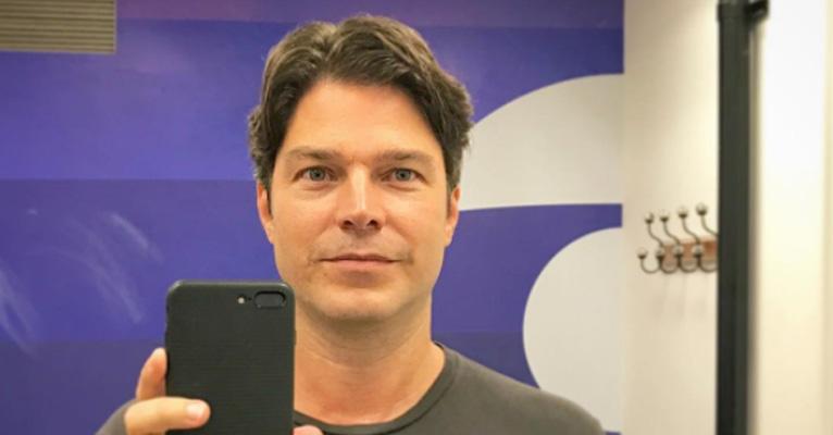Após 5 anos longe das novelas, Erik Marmo grava cenas da próxima novela das 6, ‘Tempo de Amar’