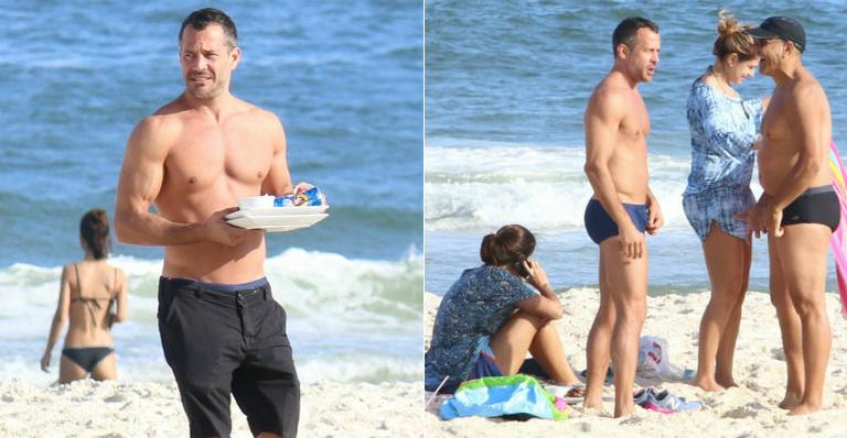 Malvino Salvador curte dia de praia com a família