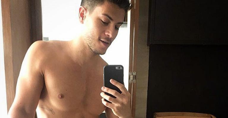 Vivendo amor com ex-BBB, Arthur Aguiar dá dica aos fãs: “Se julgue menos”