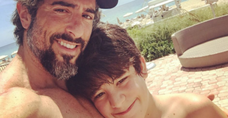 Marcos Mion leva os filhos em restaurante chique e se diverte com a reação do mais velho