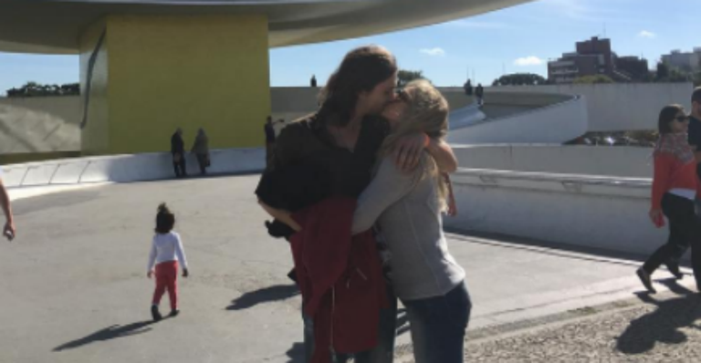 Letícia Spiller passeia com o amado, Pablo Vares de Azevedo, em Curitiba