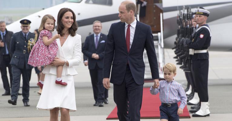 Kate Middleton e Principe William chegam com os filhos, George e Charlotte, na Polônia