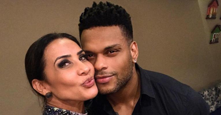 Tony Salles, marido de Scheila Carvalho, continua internado e sem poder receber visitas