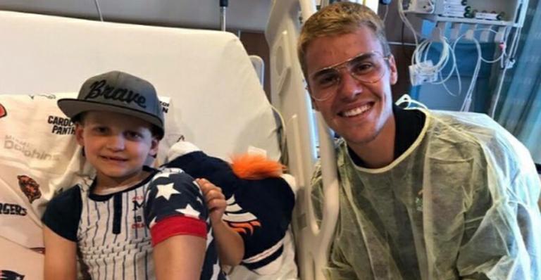 Justin Bieber visita fãs internados em hospital infantil