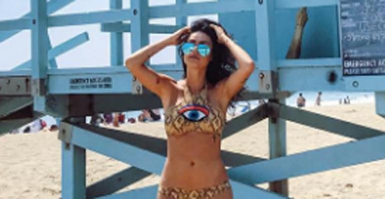 De biquíni, Thaila Ayala exibe boa forma em praia da Califórnia