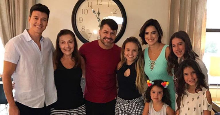 Larissa Manoella descobre que é vizinha de Rodrigo Faro em Orlando e posa com a família do apresentador