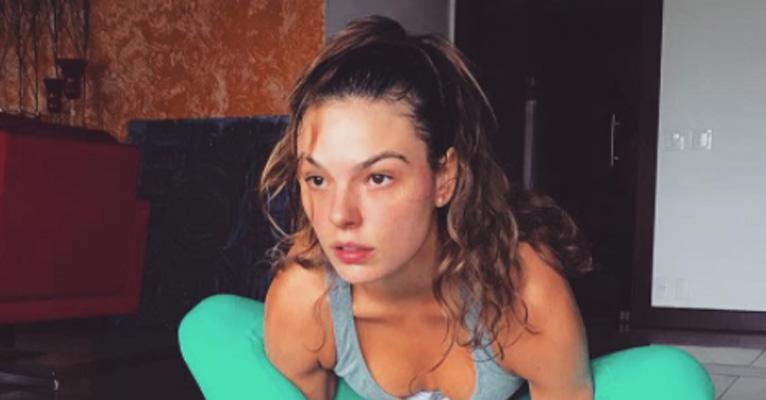 Isis Valverde surpreende e mostra força em aula de ioga: “Evoluindo”