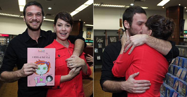 Fabíula Nascimento recebe o carinho do namorado em lançamento de livro