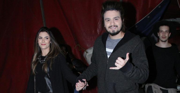 Luan Santana curte espetáculo de circo com Jade Magalhães