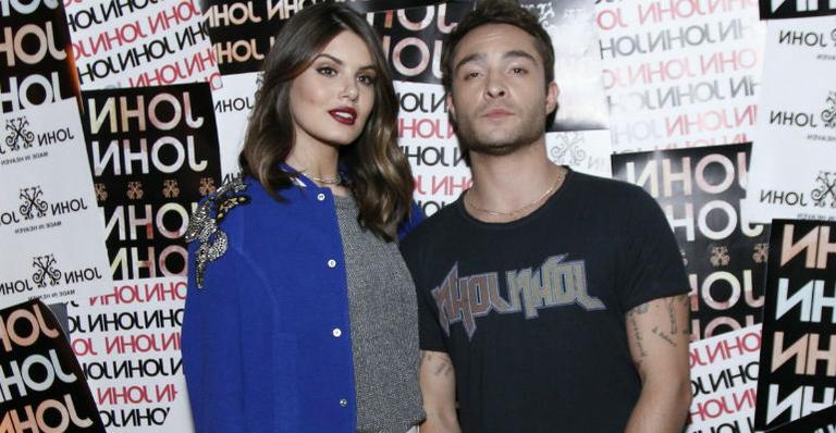 Camila Queiroz se encontra com Ed Westwick em evento fashion