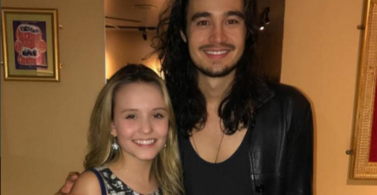 Larissa Manoela posa com Tiago Iorc nos Estados Unidos