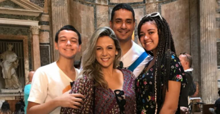 Carla Perez e Xanddy curtem férias com os filhos na Itália