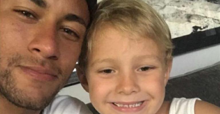 Em Barcelona, Neymar posa com o pequeno Davi Lucca