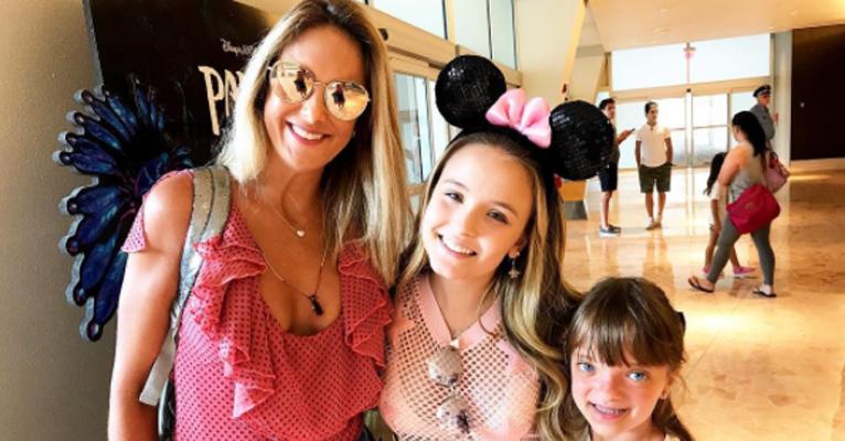 Com Rafa, Ticiane Pinheiro encontra Larissa Manoela na Disney e a elogia: “Linda e doce”