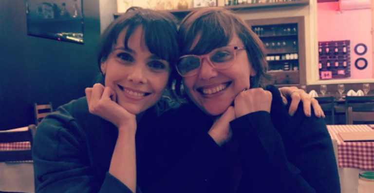 Parecidas? Débora Falabella posa com a irmã em Belo Horizonte