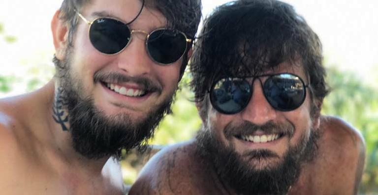 Fãs se surpreendem com semelhança de Saulo Fernandes com o filho, João