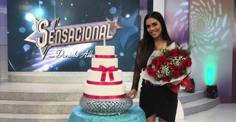 Dani Albuquerque ganha festa surpresa no palco do ‘Sensacional’