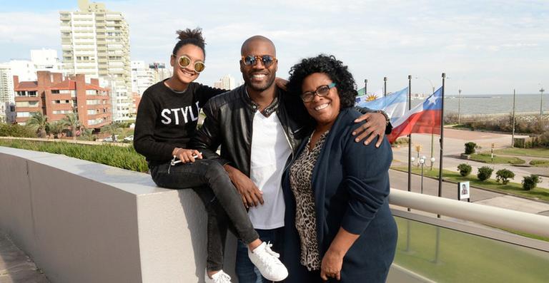 Com a mãe e a filha, Rafael Zulu curte as férias em Punta