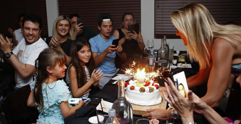 Rafa Justus ganha festa surpresa em inauguração da academia de Ronaldo