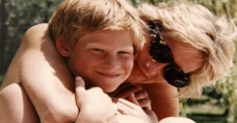 Princesa Diana aparece com os filhos em fotografias inéditas