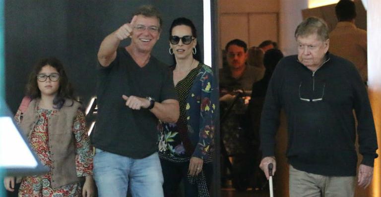 Em família! Boninho curte passeio ao lado da mulher, da filha e do pai