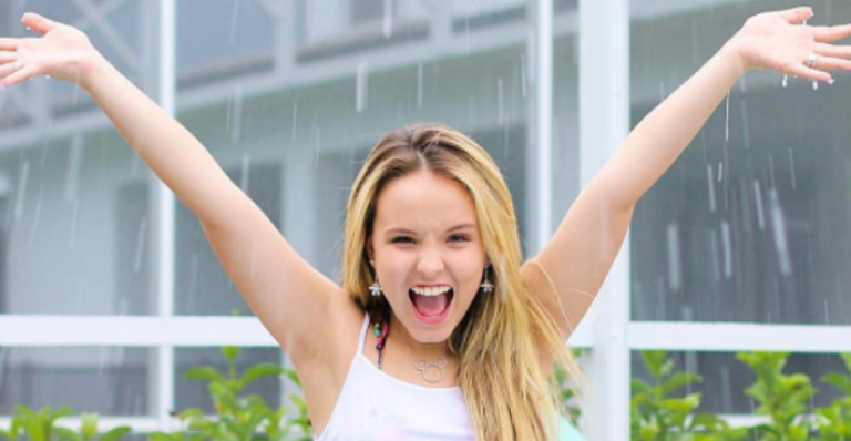 Mansão de Larissa Manoela tem cinema, piscina coberta e oito quartos; veja fotos