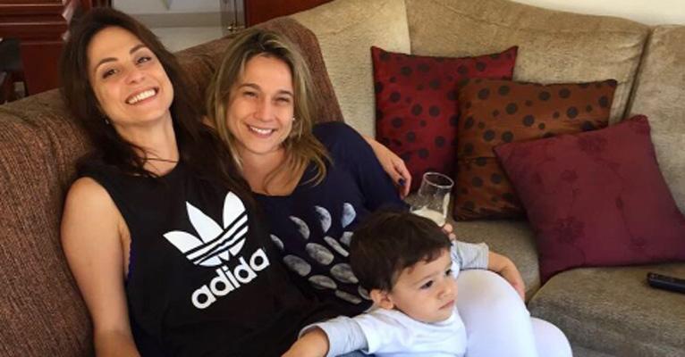 Em dia de folga, Fernanda Gentil curte “relax” com a namorada e o filho