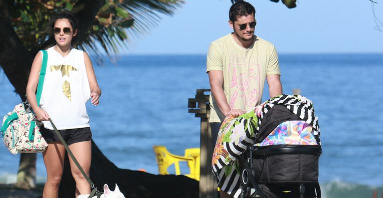 Yanna Lavigne e Bruno Gissoni curtem passeio com a filha, Madalena