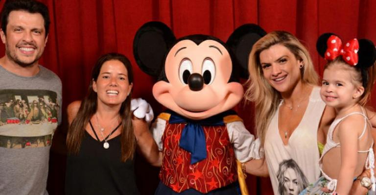 Fofura! Valentina mostra animação ao encontrar com Mickey