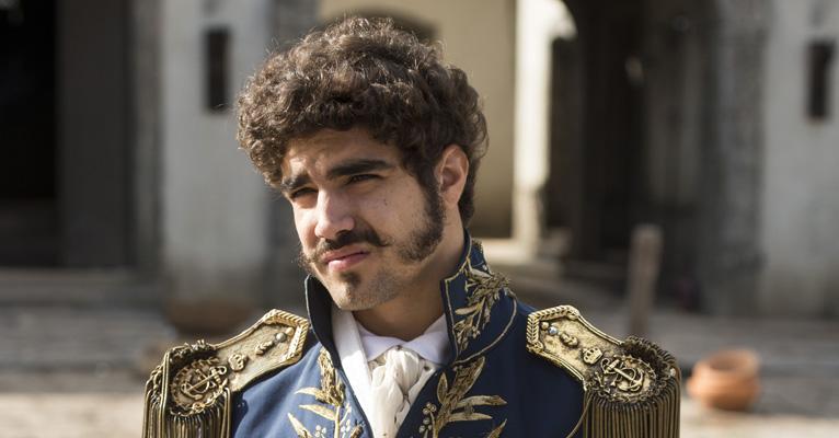 Caio Castro surpreende ao exibir braço musculoso em brincadeira com kart