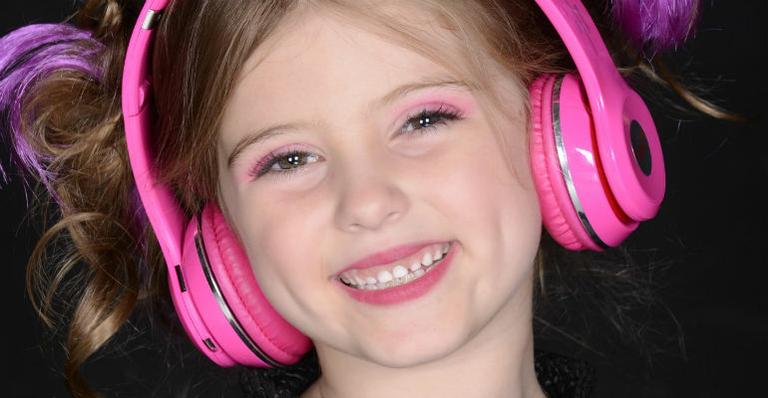 Aos 6 anos, Lorena Queiroz lança sua primeira música