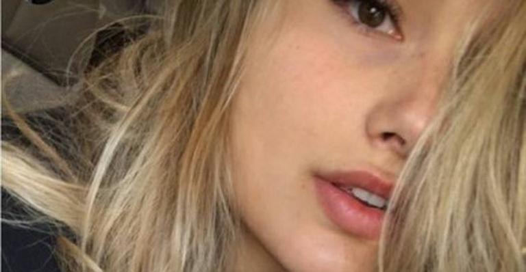 Prestes a completar 19 anos, Sasha Meneghel faz pose com o passaporte na mão a caminho da Europa