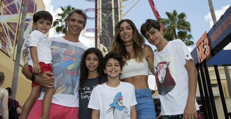 Márcio Garcia se diverte com a família em Orlando