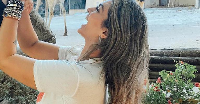 Artur, caçulinha de Kelly Key, rouba a cena em passeio no zoológico