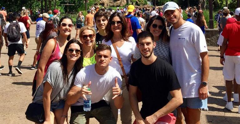 Fátima Bernardes curte as férias com o clã nos EUA