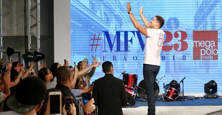 Cauã Reymond levanta a plateia durante desfile em SP
