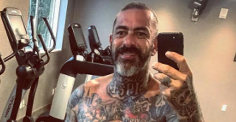 Chef Henrique Fogaça posa sem camisa e exibe tatuagens