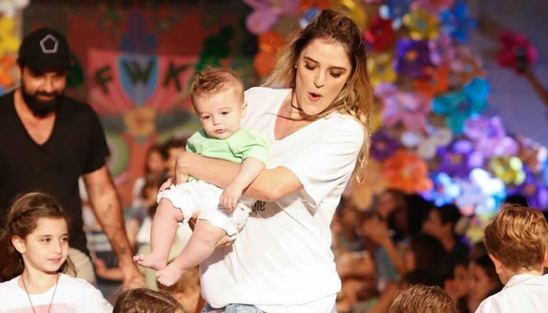Rocco, filho de Rafa Brites, faz estreia nas passarelas ao lado da mamãe famosa