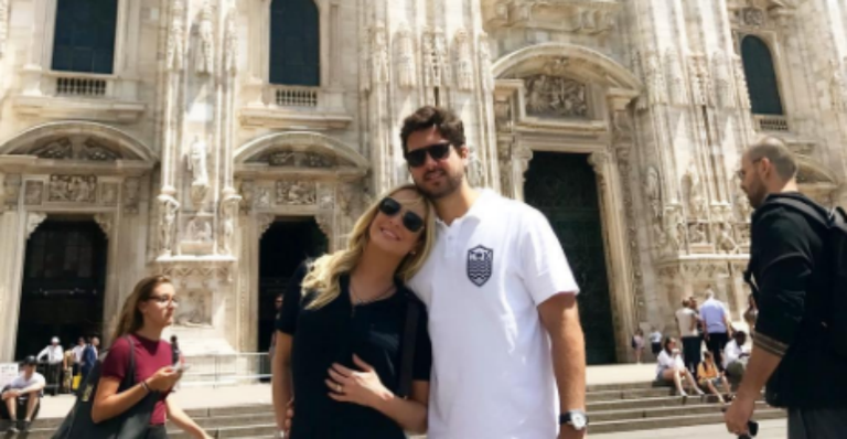 Claudia Leitte curte dias de turista na Itália