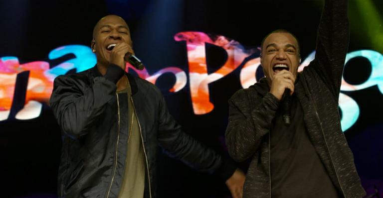 Denilson vira vocalista em novo clipe da Turma do Pagode; veja ‘Cobertor de Orelha’