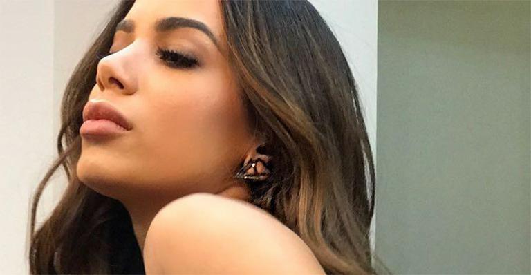Anitta adere à moda da marquinha de biquíni com fita isolante