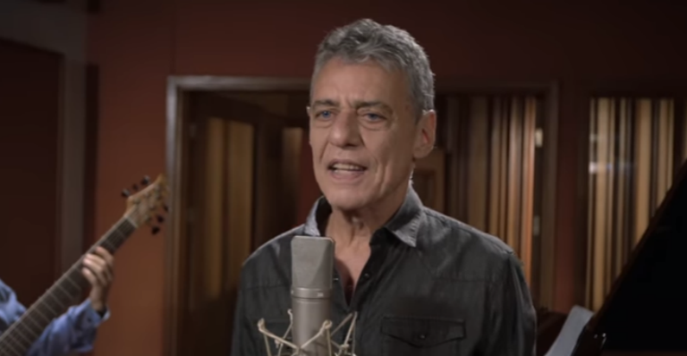 Chico Buarque lança primeiro clipe do novo álbum; veja ‘Tua Cantiga’
